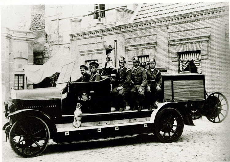 (Fotos B/N: Archivo Histrico del Cuerpo de Bomberos del Ayuntamiento de Madrid)