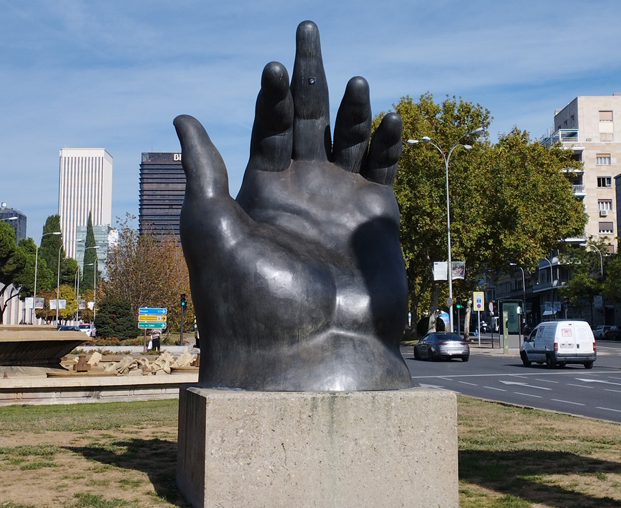 Opulencia y curvas en los dos 'Botero' de Chamberí: ‘Mujer con espejo ...